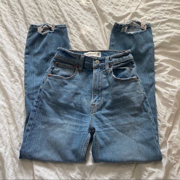 Abercrombie & Fitch Ultra High Rise Ankle Straight Jeans Light Wash Size 23/000 - Picture 3 of 5